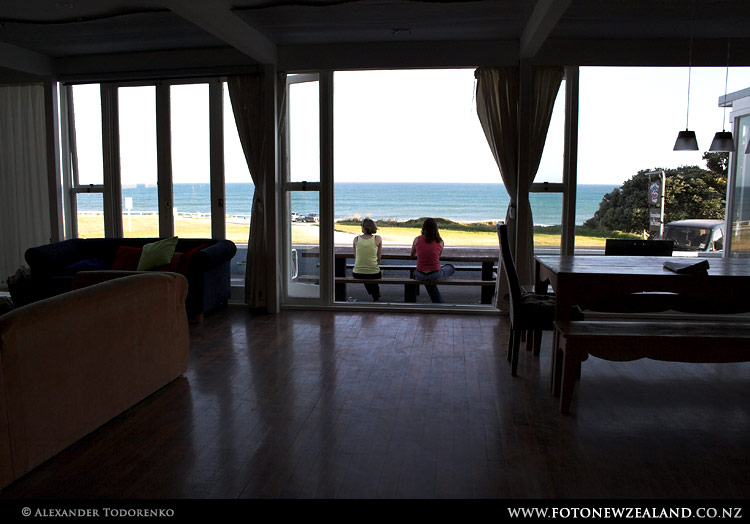 Chalet Surf Lodge facing the ocean, Wainui Beach, New Zealand