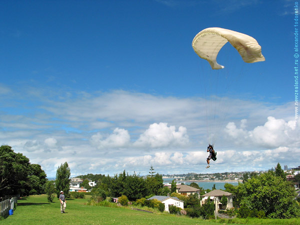 Paragliding. Landing, J.F.Kennedy Park, Auckland, New Zealand