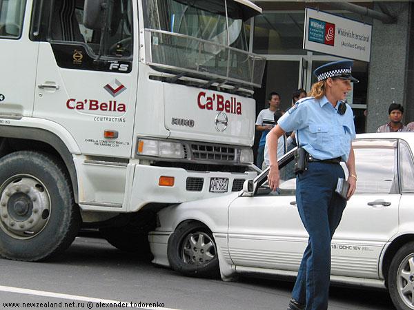 Offender caught, nobody hurt. Police are happy :), Fort St, Auckland, New Zealand