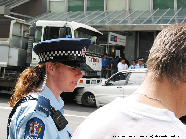 Police chase 4/9. Questioning witnesses, Fort St, Auckland, New Zealand